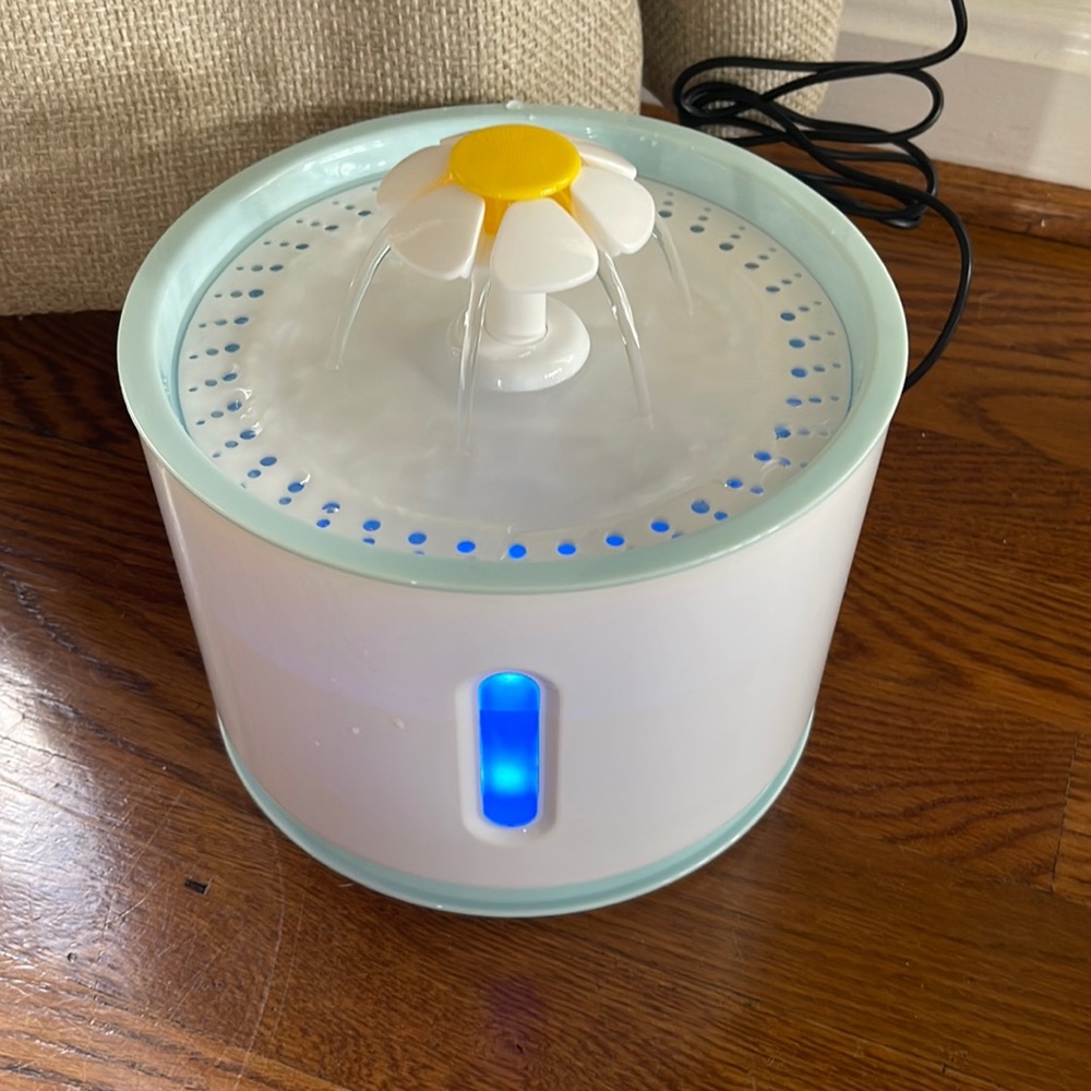 NWT LED filtered pet water bowl.